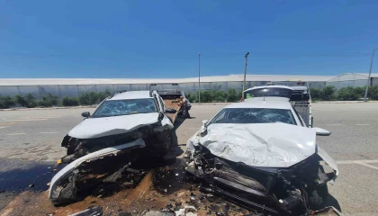 Manavgatta iki araç kafa kafaya çarpıştı: 4 yaralı