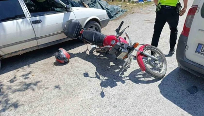 Manavgatta motosiklet hafif ticari araca çarptı: 1 yaralı