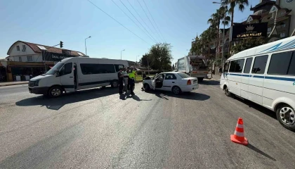 Manavgatta otomobil tur aracına çarptı: 5 yaralı