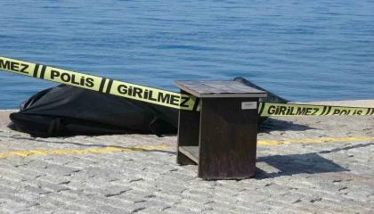 Manzara izleyen vatandaşlar fark etti, denizde erkek cesedi bulundu