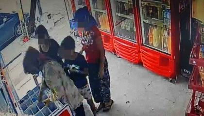 Marketten dondurma ve içecekleri alıp kıyafetlerine gizleyen kadınlar, ticari takside yakalandı