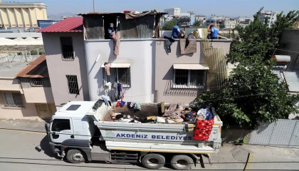 Mersinde bir evden 2 kamyon çöp çıkarıldı