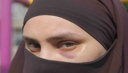 Mersinde bir kadın, çocuklarının önünde darbedildi