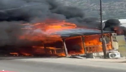 Mersinde çıkan yangınları itfaiye ekipleri söndürdü