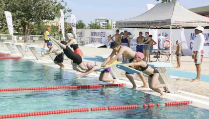 Mersinde çocuklar, hem yüzme öğreniyor hem de eğleniyor
