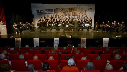 Mersinde emekli korosundan duygu dolu türkü gecesi