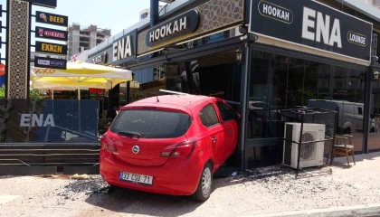 Mersinde kontrolünü kaybeden kadın sürücü aracıyla kafeye daldı