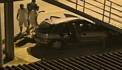 Mersinde otomobil üst geçide çarptı: 6 yaralı