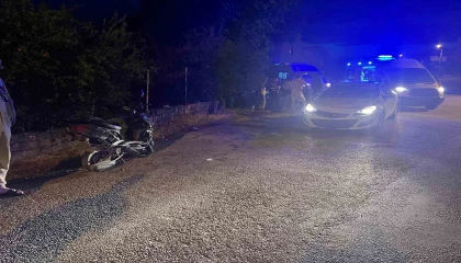 Motosiklet ile otomobil çarpıştı: 2 yaralı