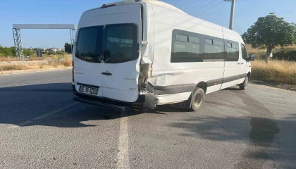 Motosiklet minibüse çarptı, sürücü ağır yaralandı