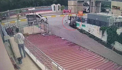 Motosiklet önce otomobile, ardından da duvara çarptı