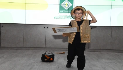 Öğrenciler atık malzemelerden tasarladıkları kıyafetlerle defile düzenledi