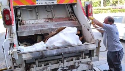 Otobüs Terminalinde usulsüz taşınan 700 kilogram peynir çöp kamyonu çağrılarak imha edildi