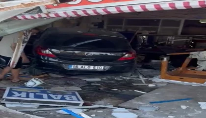 Otomobil, lokantaya girdi: 5 kişi hastanelik oldu