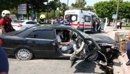 Otomobil ve motosikletler çarpıştı: 1i ağır 3 yaralı