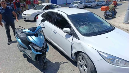 Otomobilin çarptığı motosikletli, havaya fırlayıp camın üzerine düştü
