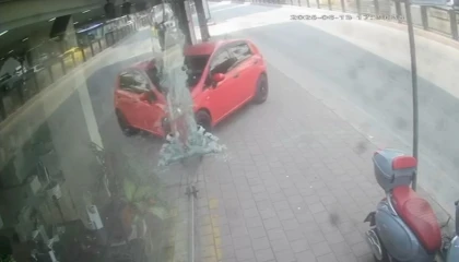 Otomobilin mağazaya daldığı anlar kamerada