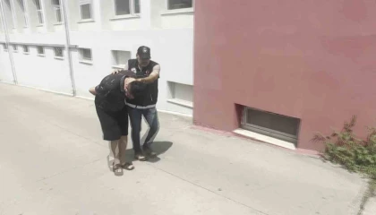 Otomobilinde uyuşturucu satan şüpheli tutuklandı