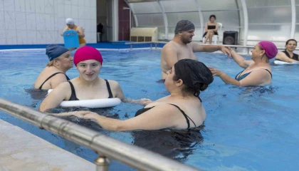 Özel gereksinimli çocuklar yüzmenin keyfini yaşıyor