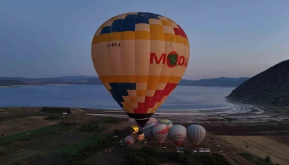 Salda Gölünde sezon açıldı, balonlarla gökyüzü masalı bayram coşkusuna eşlik edecek