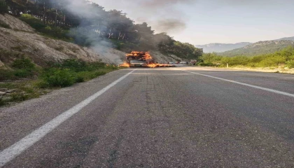 Saman yüklü araç alev alev yandı