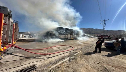 Saman yüklü kamyon elektrik tellerine takıldı, yangın çıktı