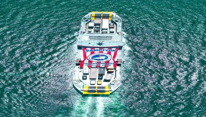 Şampiyon Kahramanmaraş İstiklalspor yazılı dev pankart denizde dalgalandı