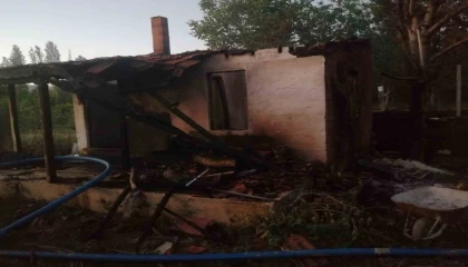 Şarkikaraağaçta bahçe evi yangında kullanılamaz hale geldi