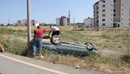 Serikte otomobil şarampole yuvarlandı, sürücü ve 13 yaşındaki çocuğu yaralandı