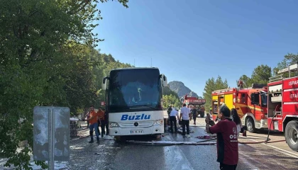 Seyir halindeki yolcu otobüsü alev topuna döndü