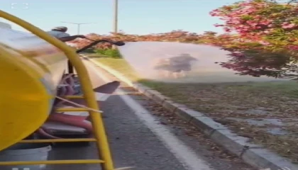 Sıcaktan bunalan çocuklar refüjde sulama yapan su tankeriyle serinledi