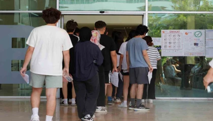 Sınava son saniyede yetişti, binaya velilerin alkışları eşliğinde girdi