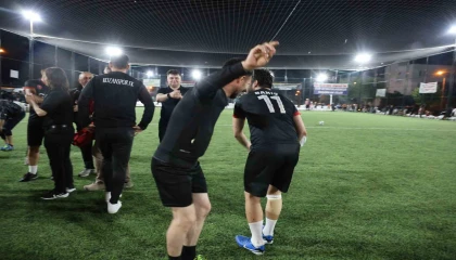 Takım şampiyon oldu, muhtar sahada göbek attı