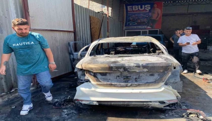 Tamir atölyesindeki otomobilde çıkan yangında iş yeri ve 2 araç zarar gördü