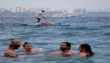 Termometreler 33 dereceyi gösterdi, Konyaaltı Sahili doldu taştı