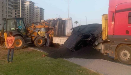 Tırdaki plastik ham madde yola saçıldı