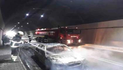 Tünel içinde alevlere teslim olan otomobil kullanılamaz hale geldi