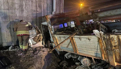 Üst geçit duvarına çarpan kamyondaki 2 kişi yaralandı