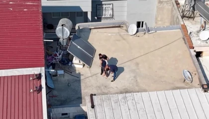 Uyuşturucuyu tuvalete atıp kaçmaya çalışan şüpheli dron takibi ile yakalandı