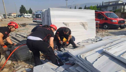 Üzerlerine mermer devrilen işçilerden biri hayatını kaybetti