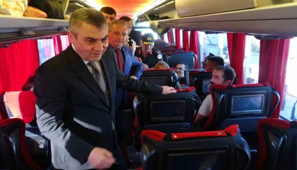 Vali yolcuları tebrik etti, ceza yiyen otobüsün sürücüsünü uyardı