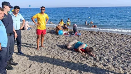 Vatandaşlar kurtardığı kadın boğulma tehlikesi atlattı