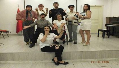 Velilerin kurduğu Çocuklar Derse Biz Sahneye topluluğu sahnelediği Ah Şu Gençler adlı oyunla büyük beğeni topladı