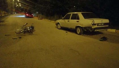 Yalvaçta park halindeki araca çarpan 17 yaşındaki motosiklet sürücüsü ağır yaralandı