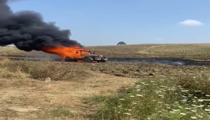 Yanan traktöre aldırmadı, çocuklarını teselli etti