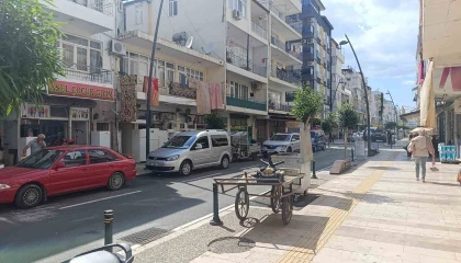 Yola fırlayıp otomobile yandan çarpan 3 yaşındaki çocuk yaralandı