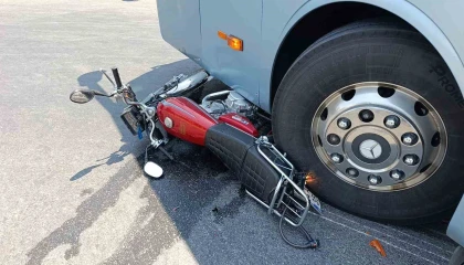 Yolcu otobüsüyle çarpışan motosikletli, lastiğin altında kalmaktan son anda kurtuldu
