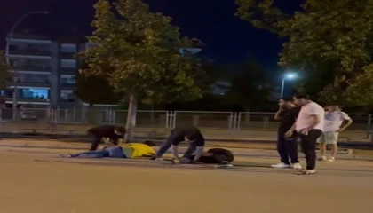 Yolda yürürken silahlı saldırıya uğrayan 2 genç yaralandı