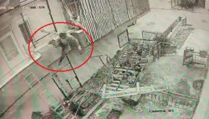 Yük asansörü kurulumu yapan ustanın iskeleden düşme anı kamerada