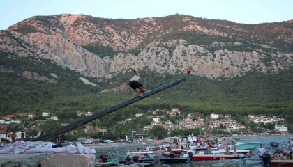 10 bin lira ödül için yağlı direğe tırmanan yarışmacılar hastanelik oldu